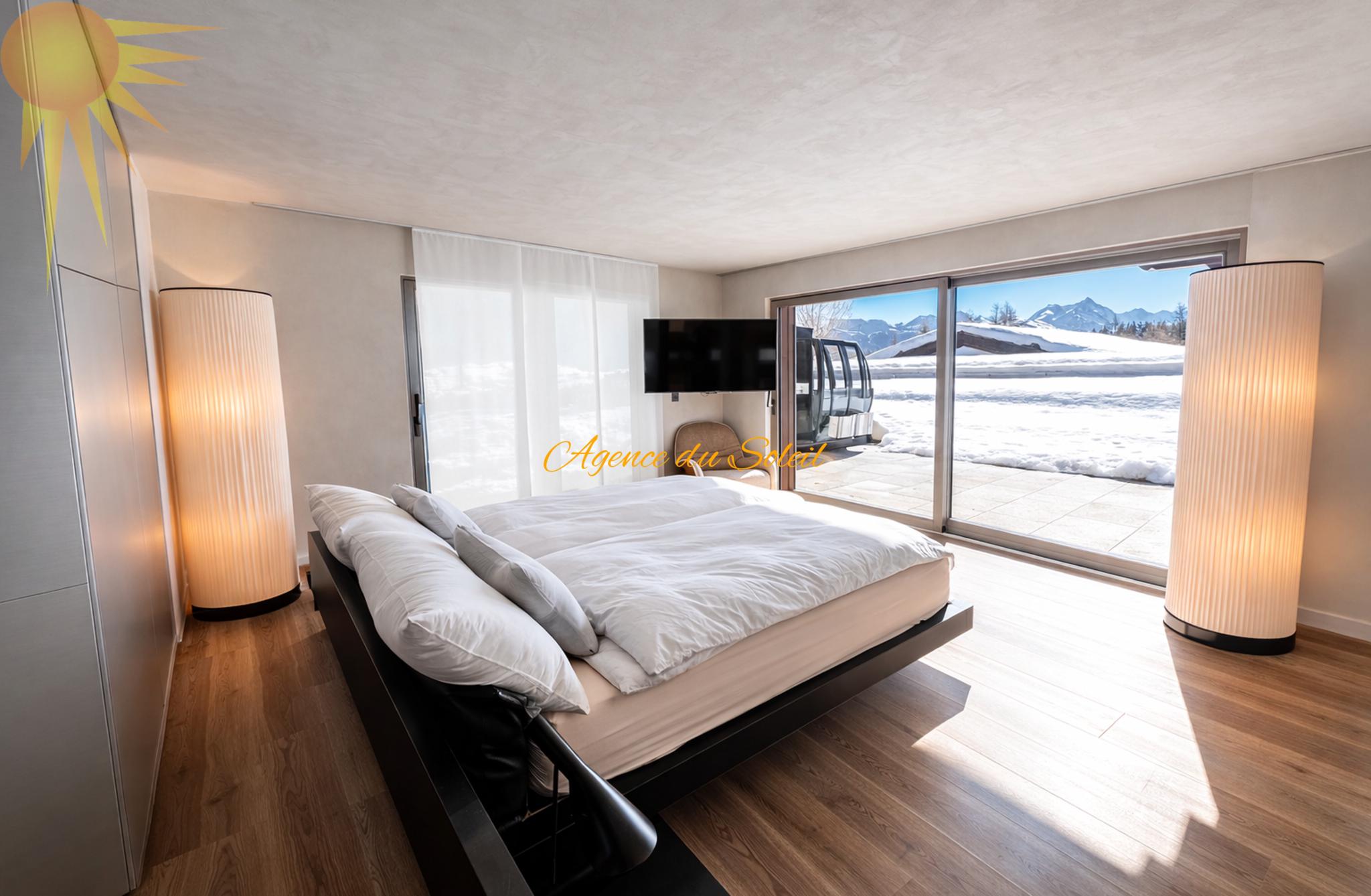 Helles Schlafzimmer mit Bergblick