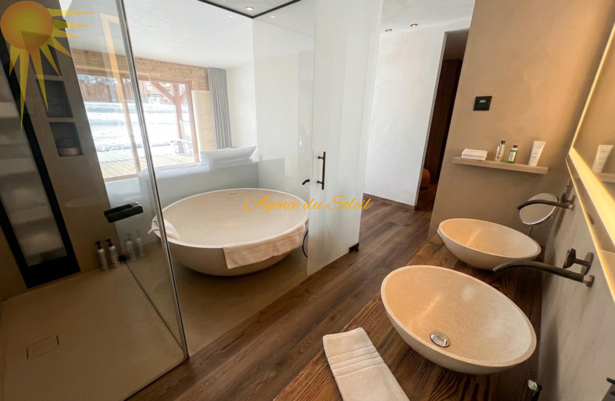 Modernes Badezimmer mit Badewanne und Doppelwaschtisch