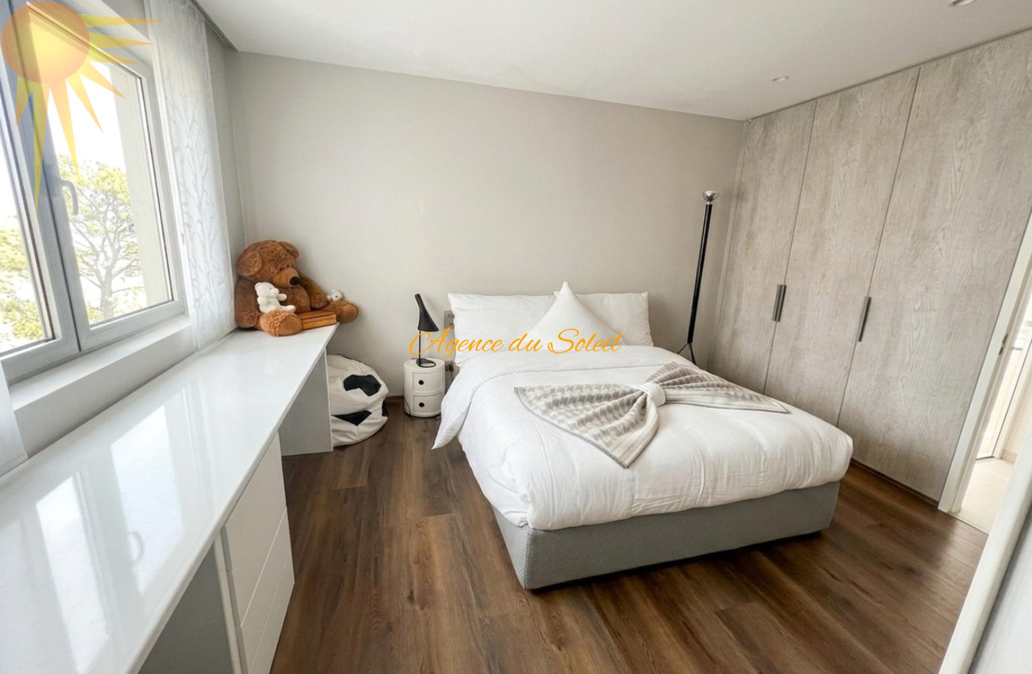 Helles Schlafzimmer mit Einbauschrank