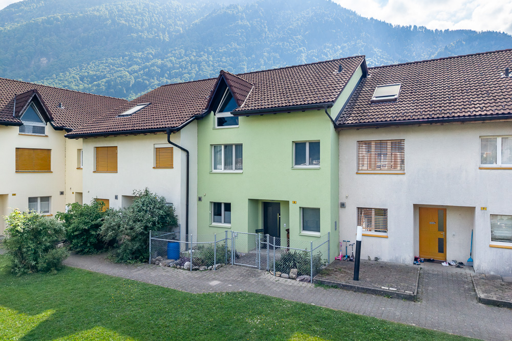 Reihenhäuser mit Bergkulisse