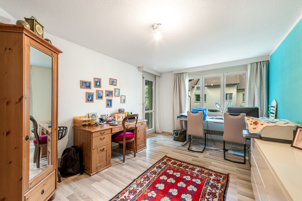 Helles Arbeitszimmer mit Fensterfront