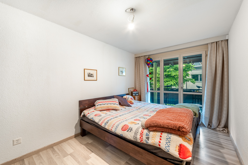Helles Schlafzimmer mit Balkonblick