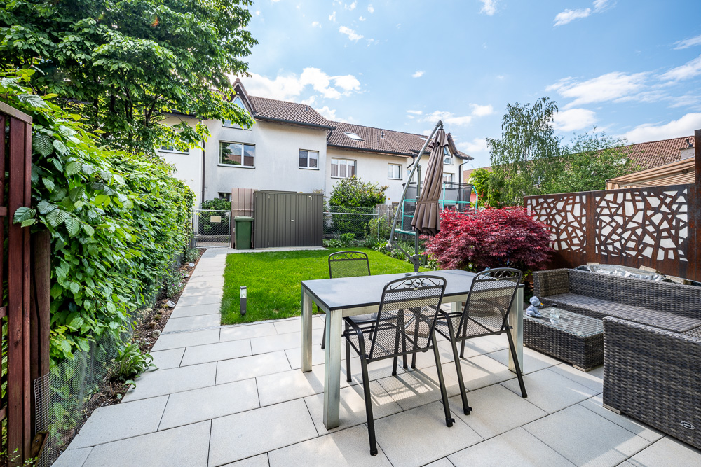 Garten mit Terrasse und Sitzbereich