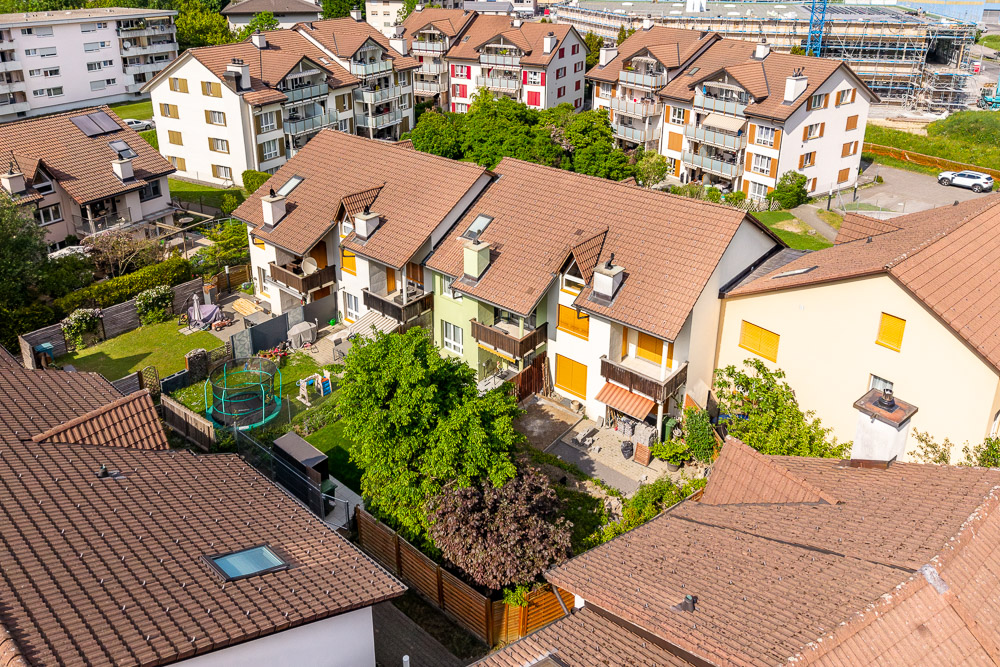 Luftaufnahme eines Wohnquartiers mit Reihen- und Mehrfamilienhäusern