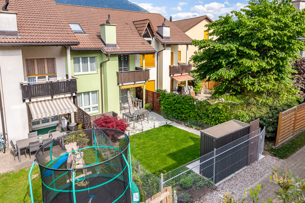 Gepflegter Reihenhaus-Garten mit Terrassen, Balkon und Spielbereich