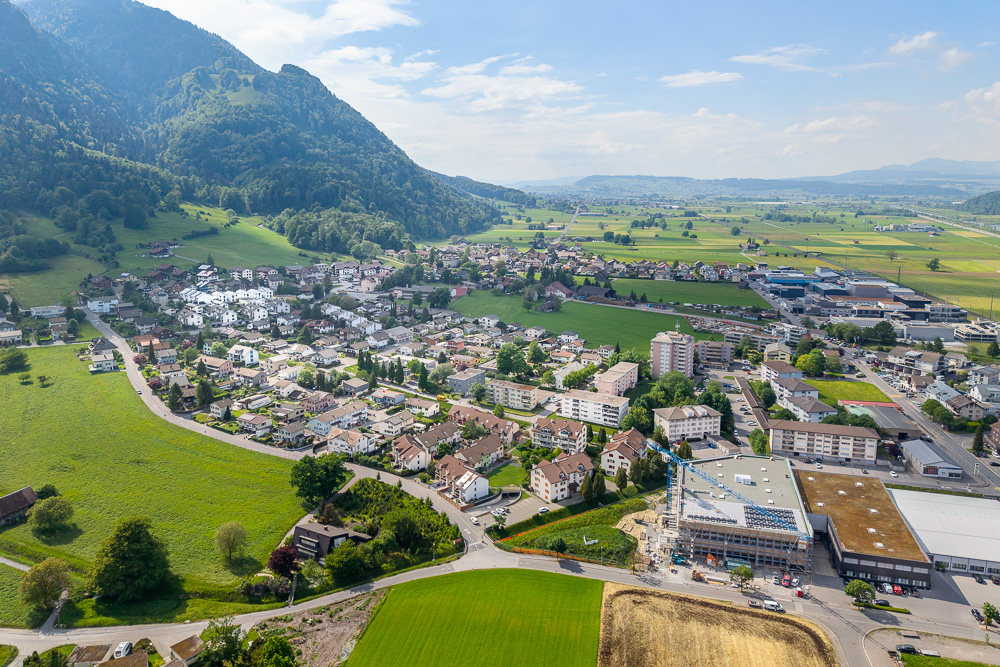 Luftaufnahme eines Ortes im Tal