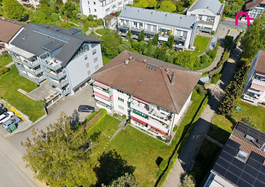 Luftaufnahme einer Wohnanlage mit Mehrfamilienhäusern