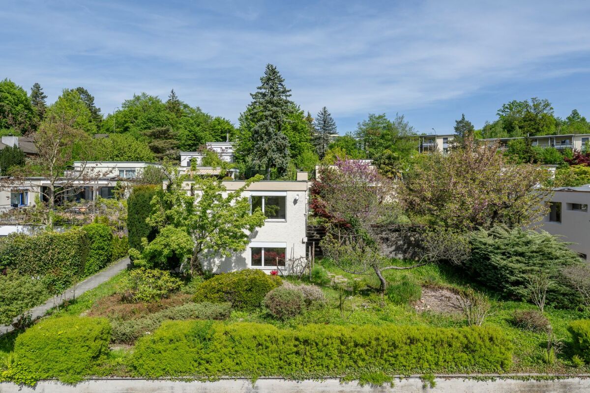 Wohnhaus mit grünem Garten