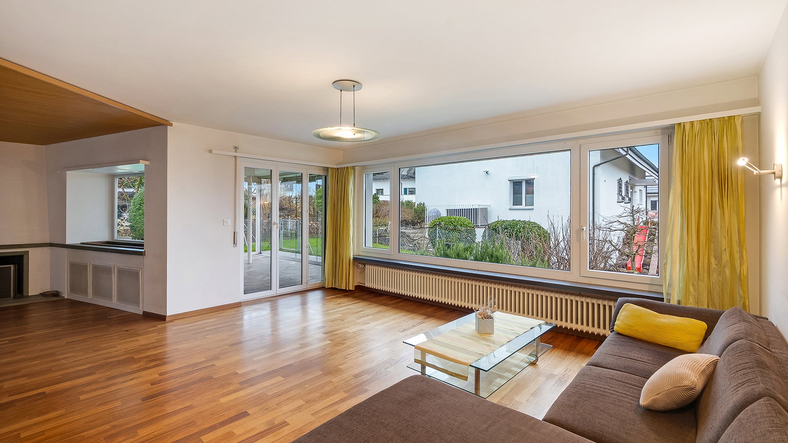 Helles Wohnzimmer mit großen Fenstern