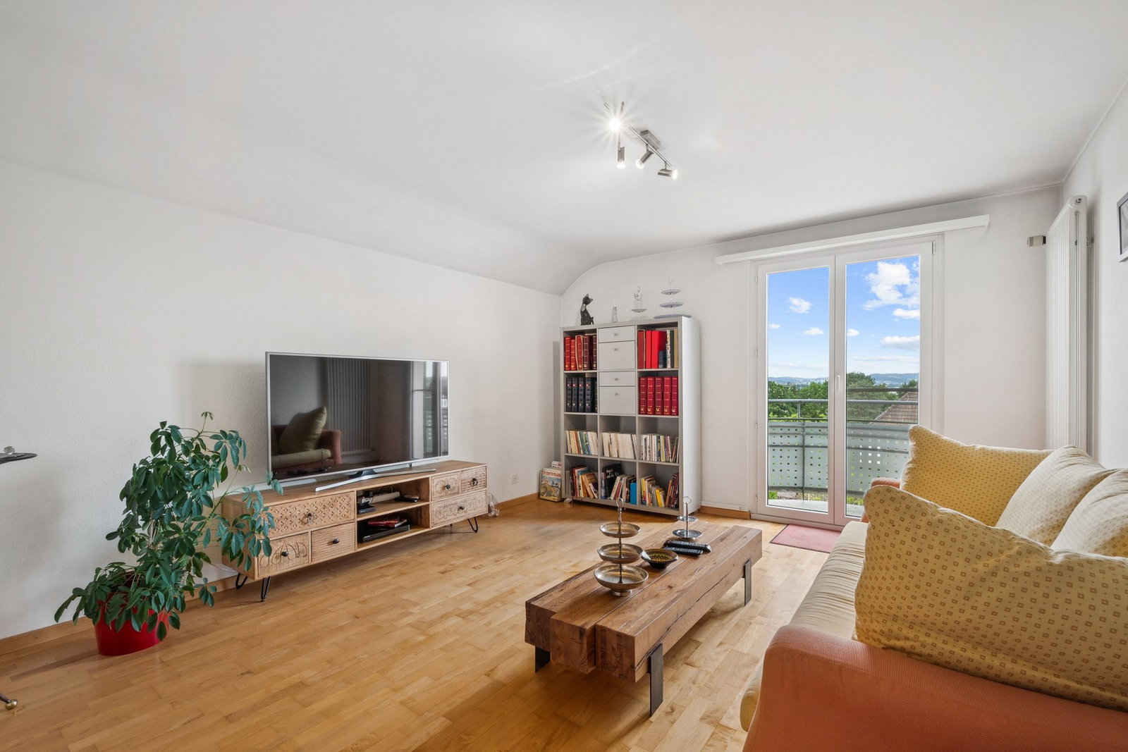 Helles Wohnzimmer mit Balkonblick