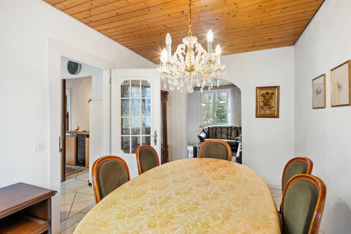 Esszimmer mit Kronleuchter