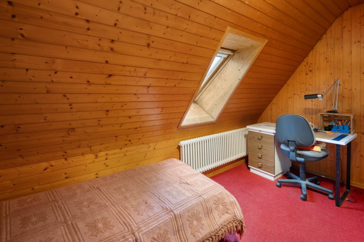 Dachzimmer mit Holzverkleidung