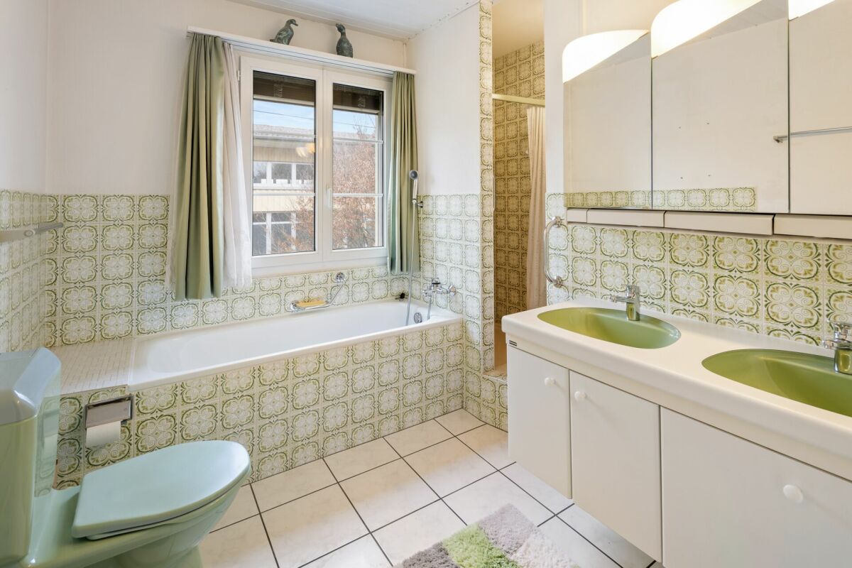 Retro-Badezimmer mit Doppelwaschtisch und Badewanne