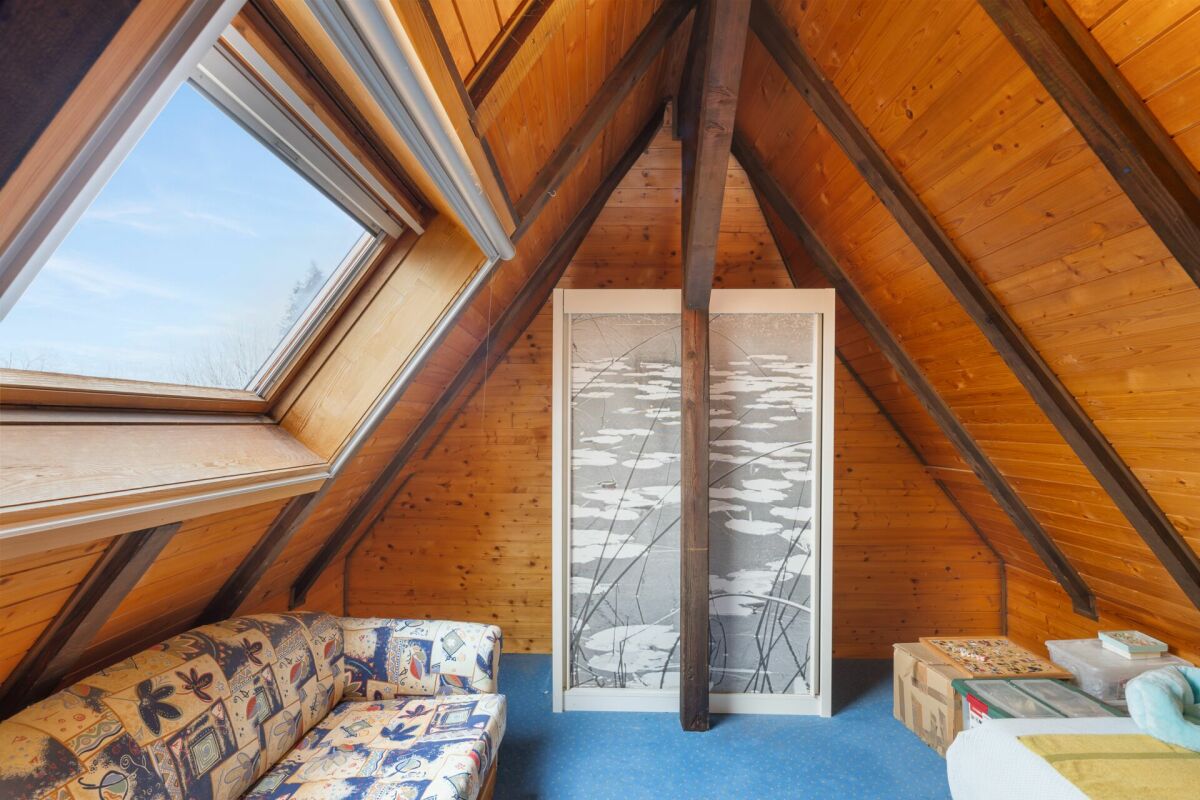 Dachzimmer mit Holzverkleidung