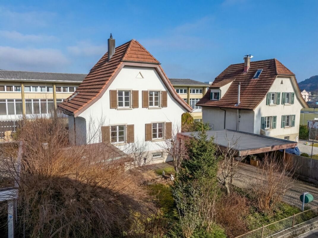 Zwei freistehende Häuser mit Gärten