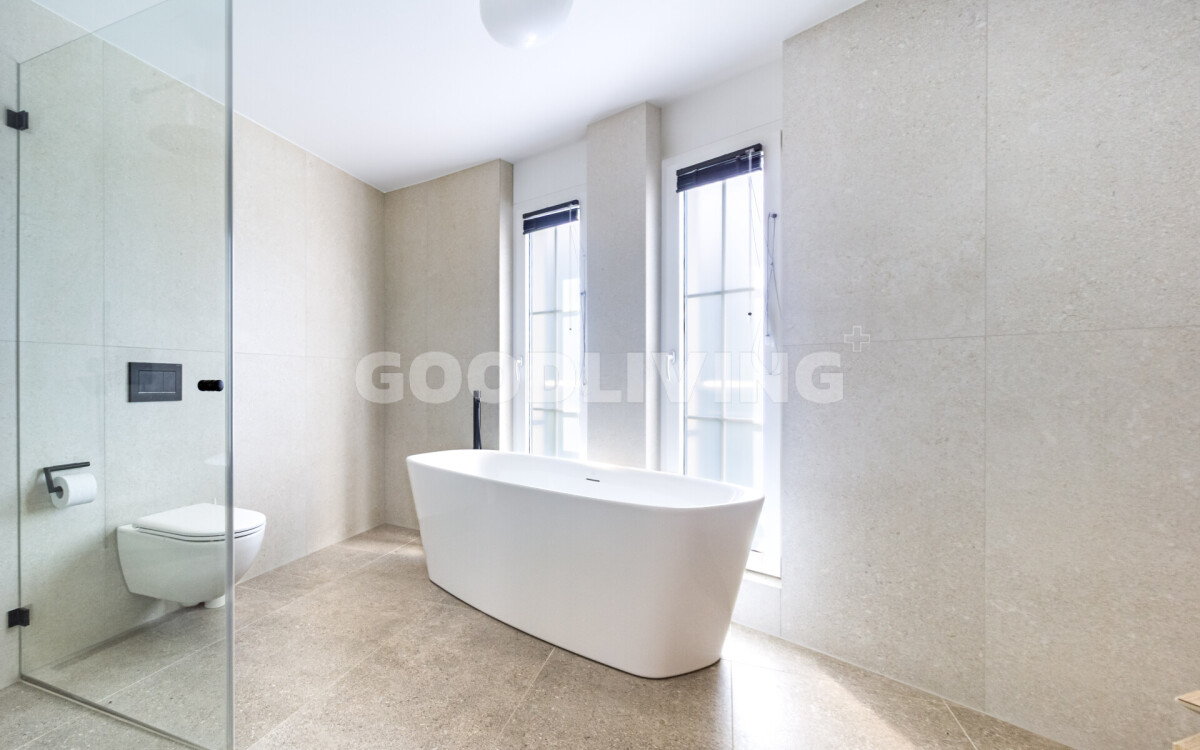 Modernes Badezimmer mit freistehender Wanne und Glasdusche