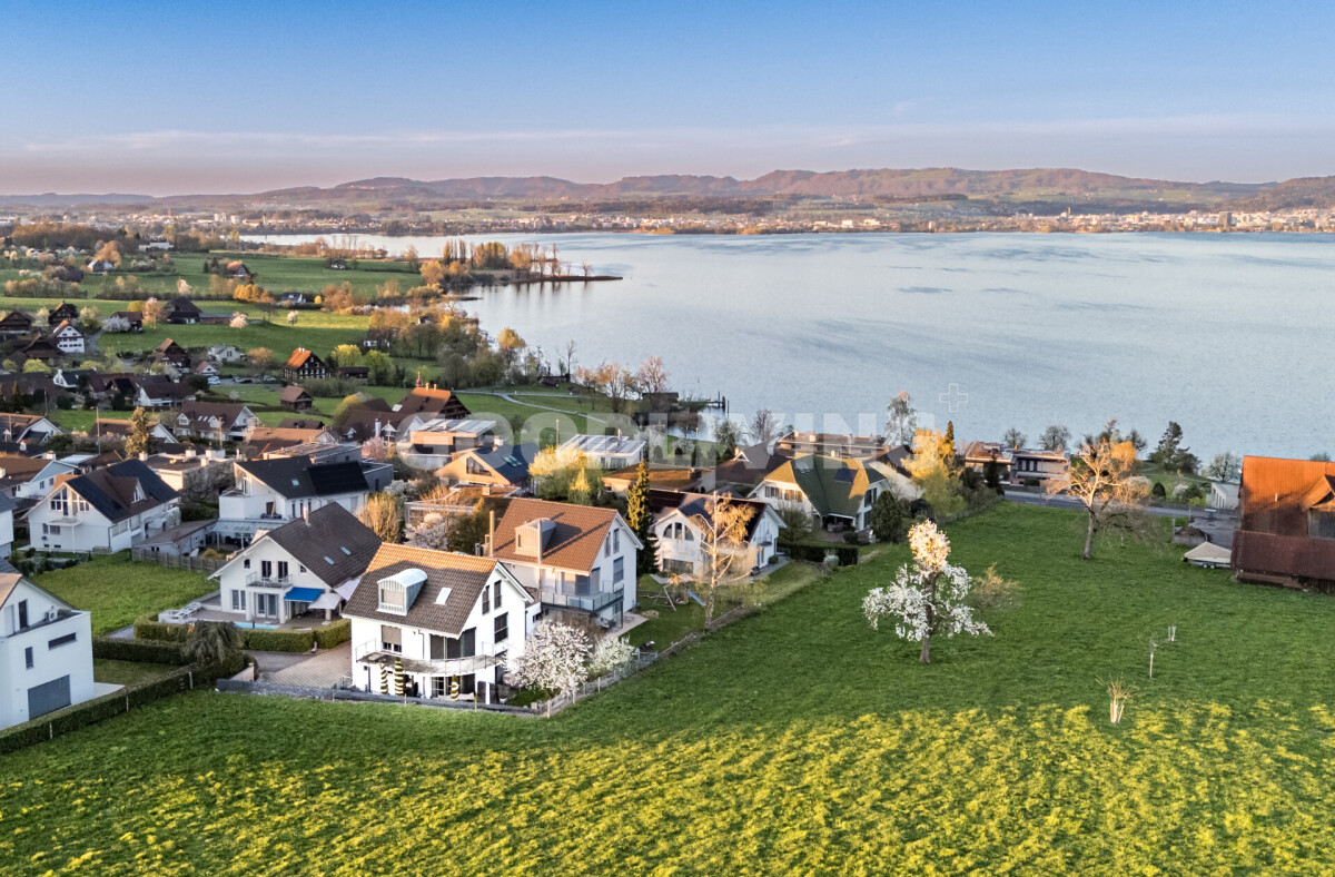Seeblick über eine Wohnsiedlung