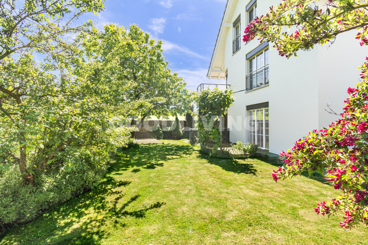 Gartenansicht eines Wohnhauses