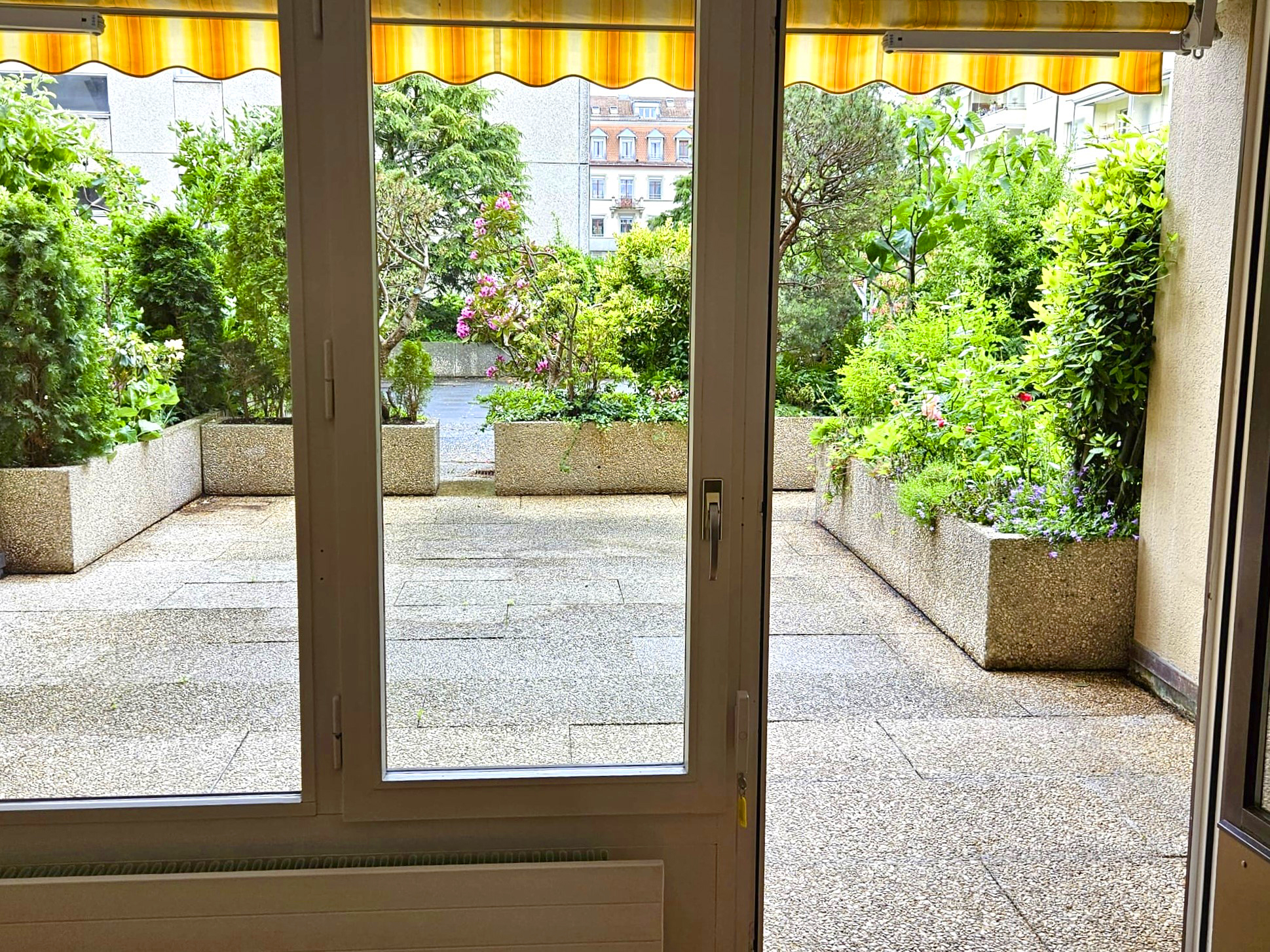 Terrasse mit Blick in den Garten