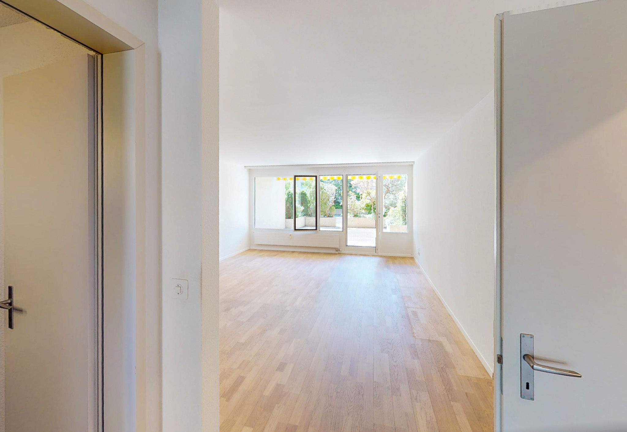 Heller leerer Wohnraum mit Balkonblick
