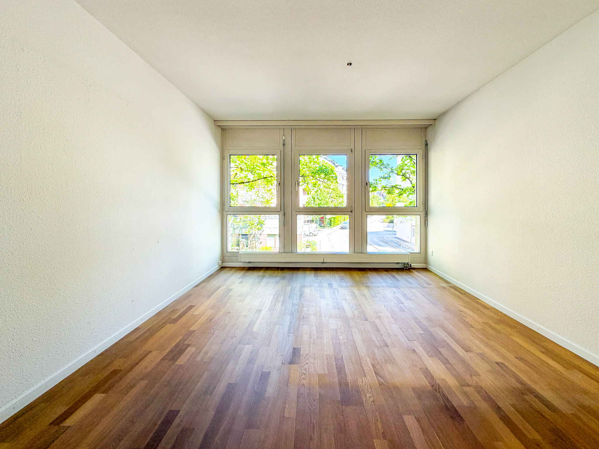 Leerer heller Raum mit großem Fenster
