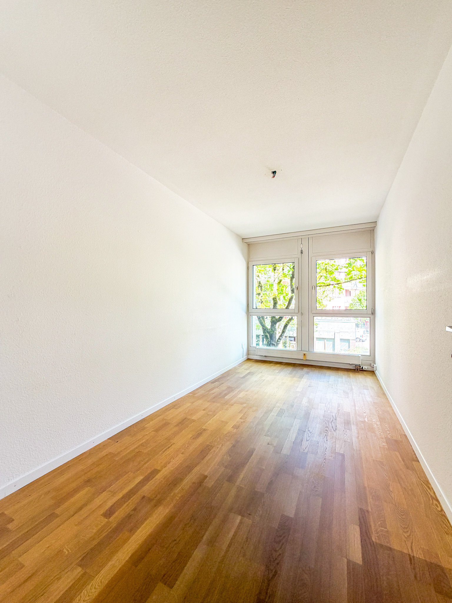 Heller leerer Raum mit großem Fenster