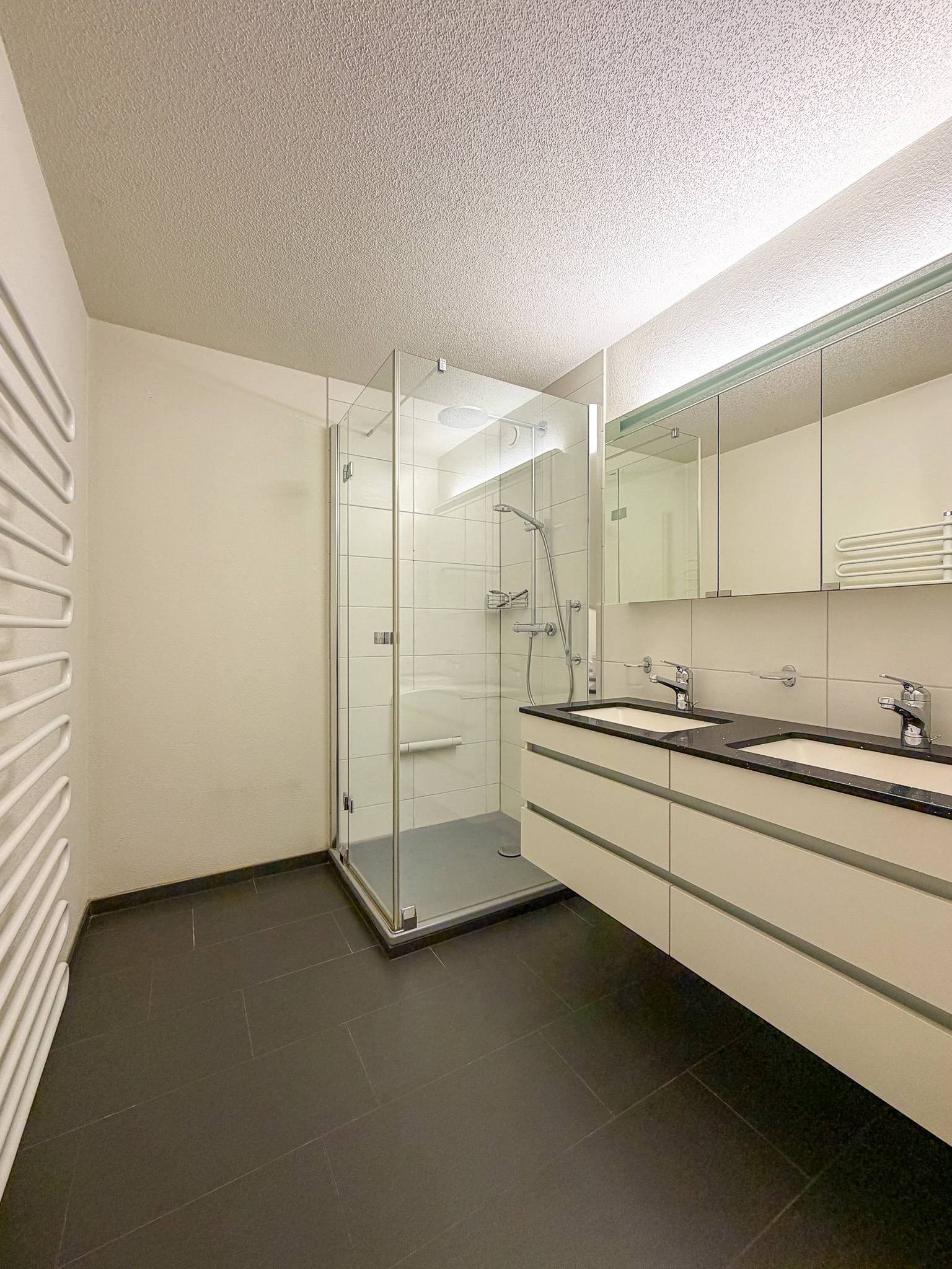 Modernes Badezimmer mit bodengleicher Dusche und Doppelwaschtisch