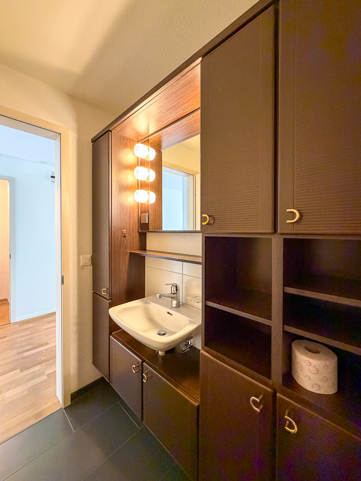 Flur mit Einbauschrank und Waschplatz
