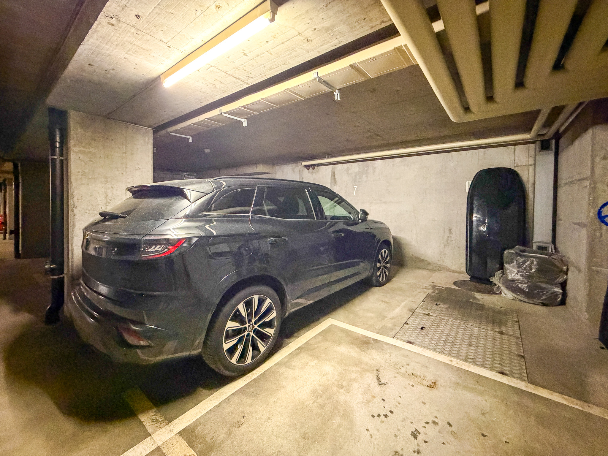 Tiefgarage mit geparktem SUV