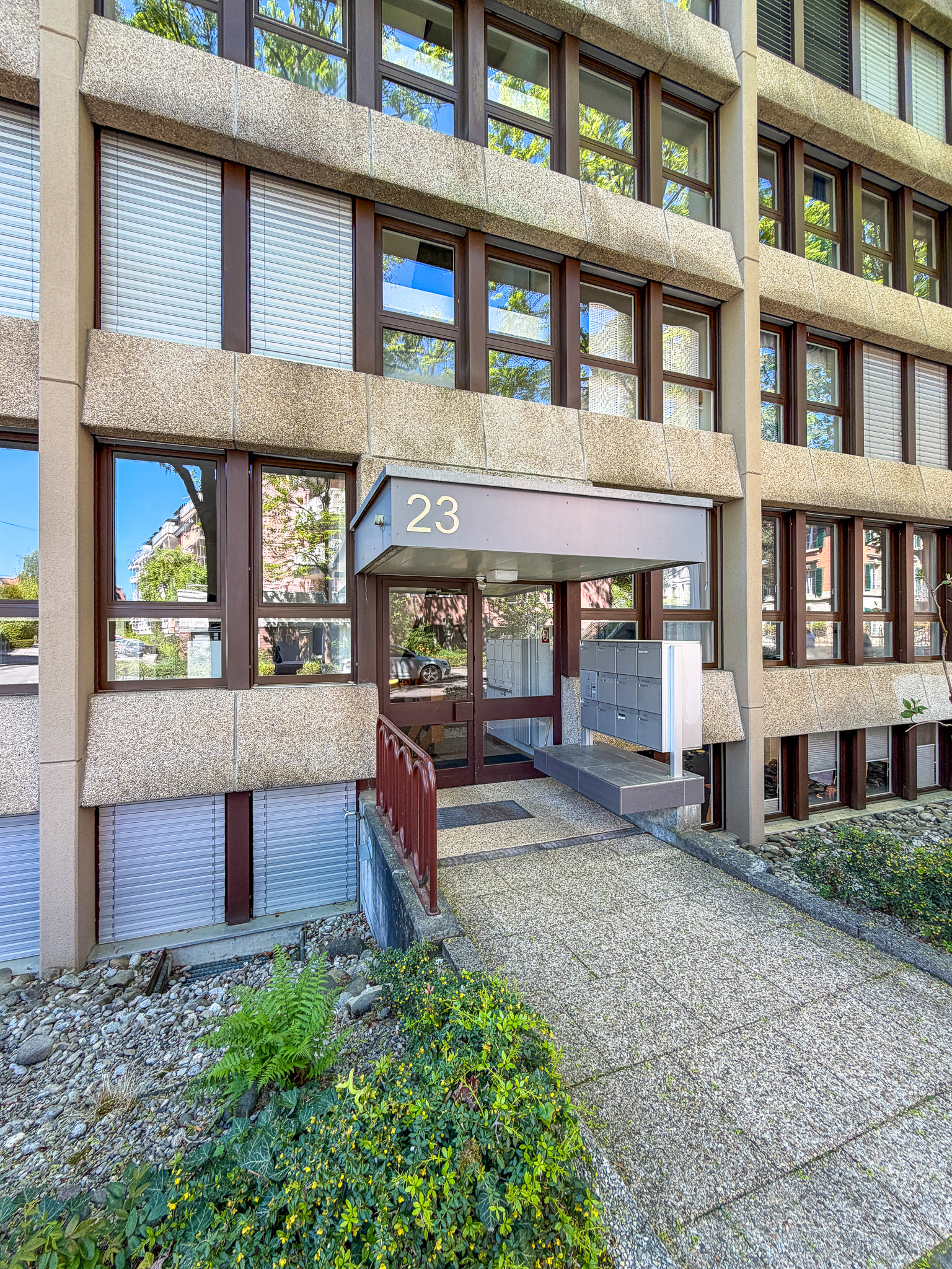 Mehrfamilienhaus-Eingang mit Briefkästen