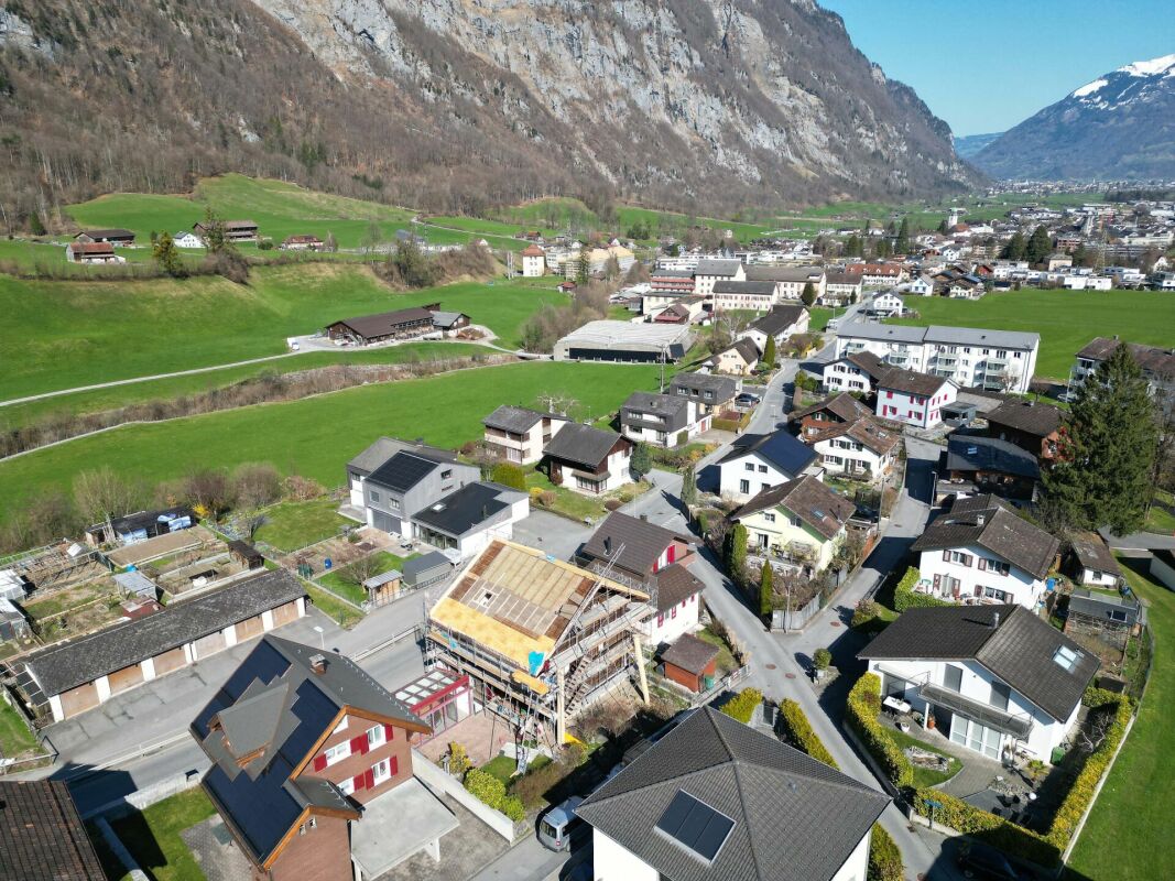 Luftaufnahme eines alpinen Wohnviertels