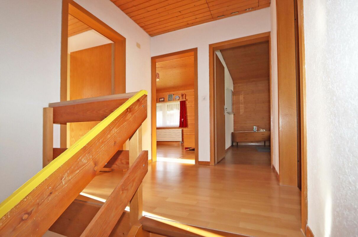 Flur mit Holztreppe