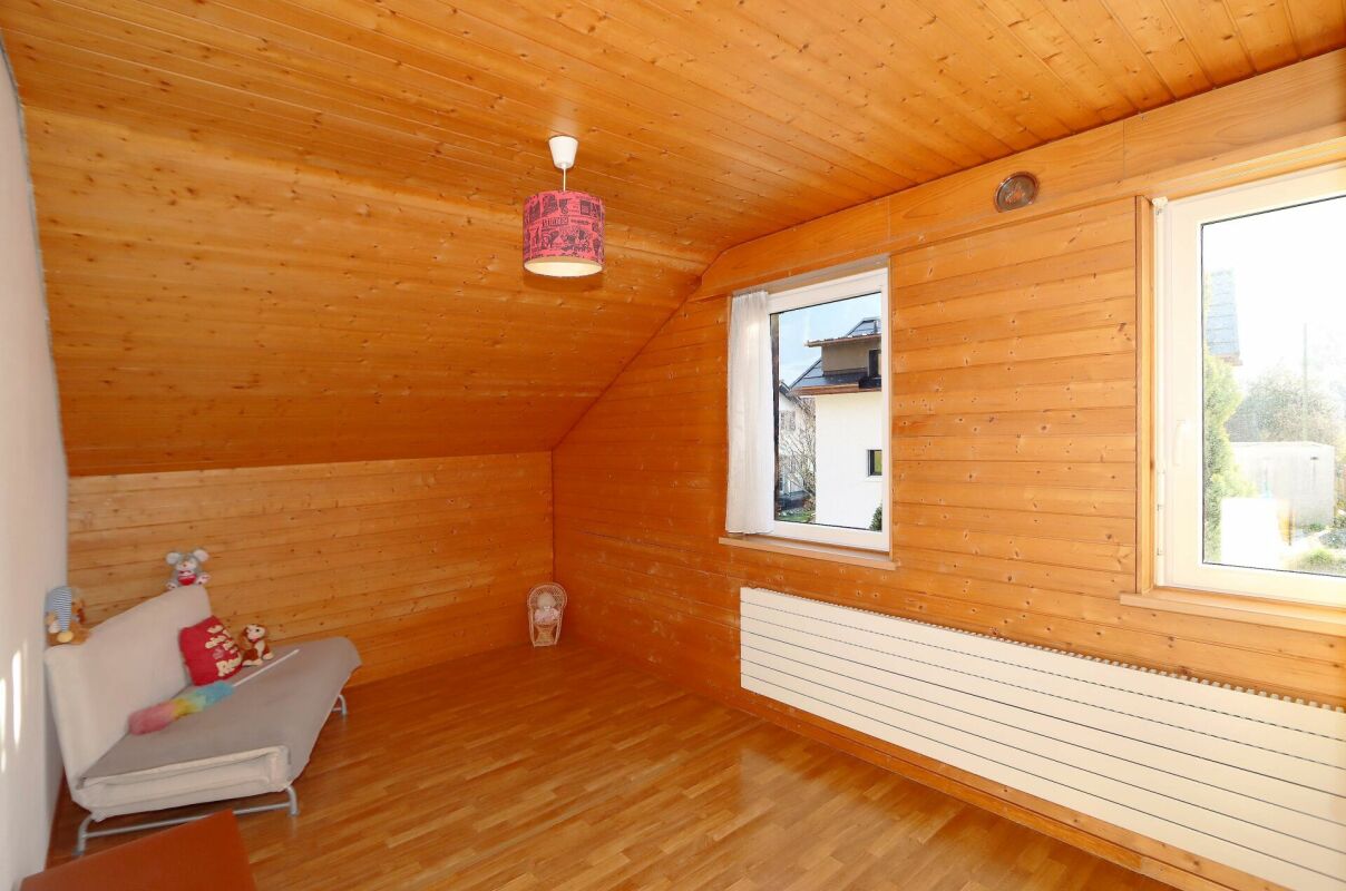 Gemütlicher Dachraum mit Holzverkleidung