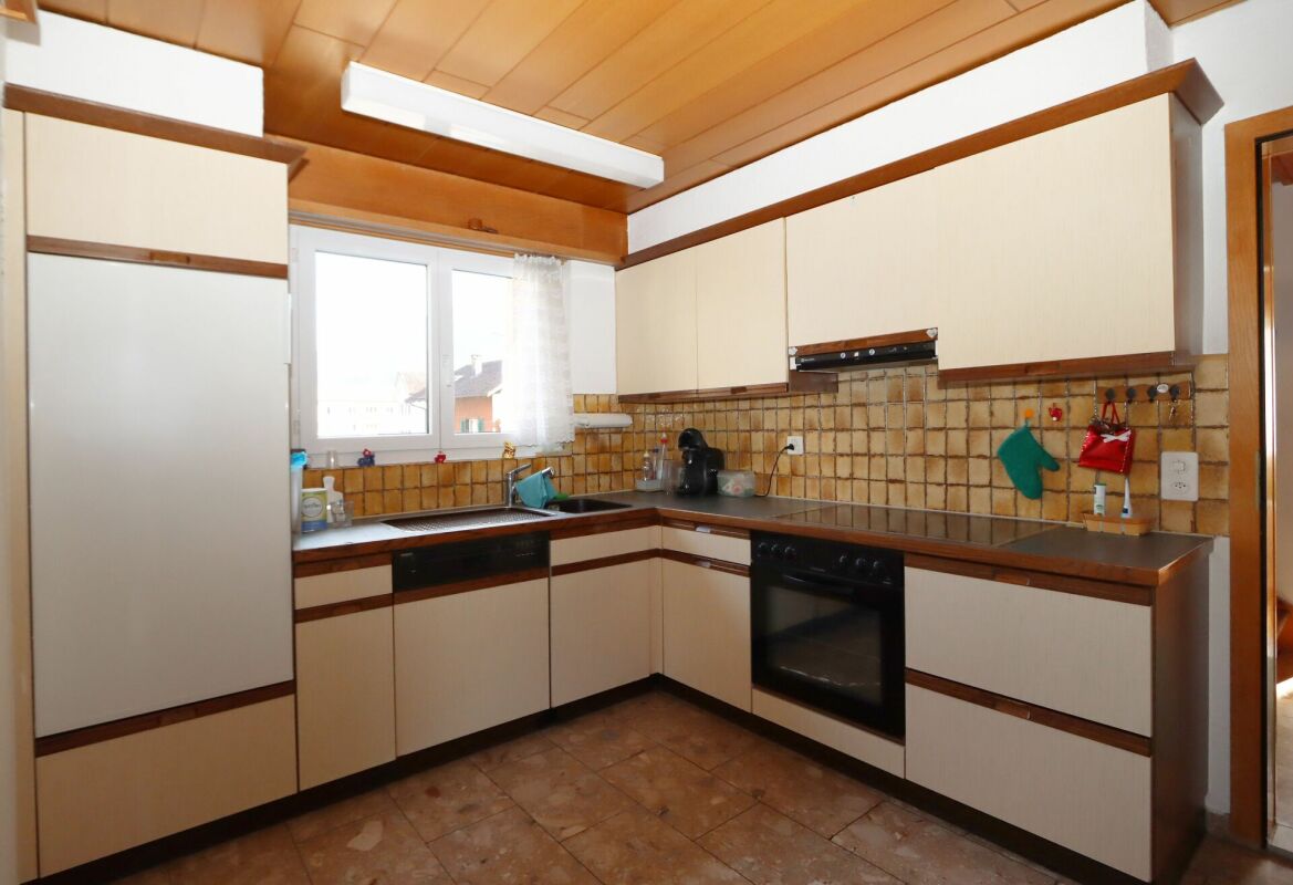 Kompakte Küche mit Holzdecke