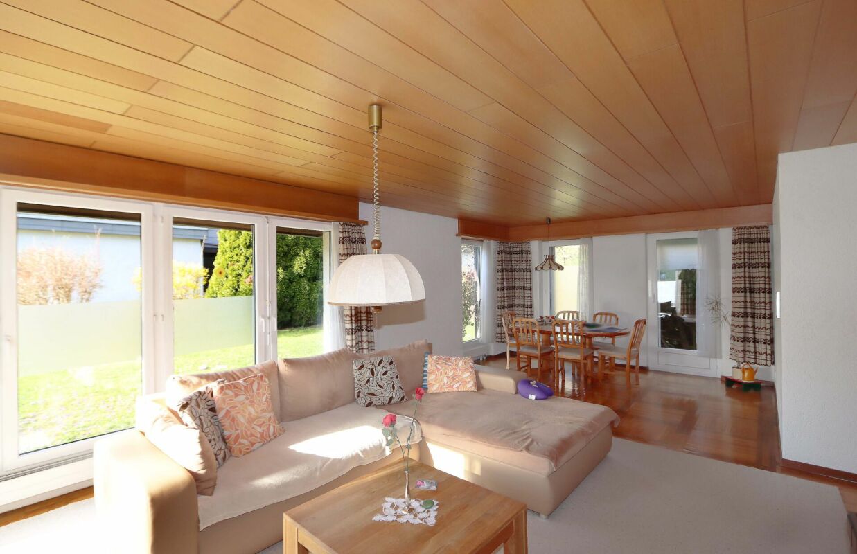 Wohnzimmer mit Essbereich und Gartenblick