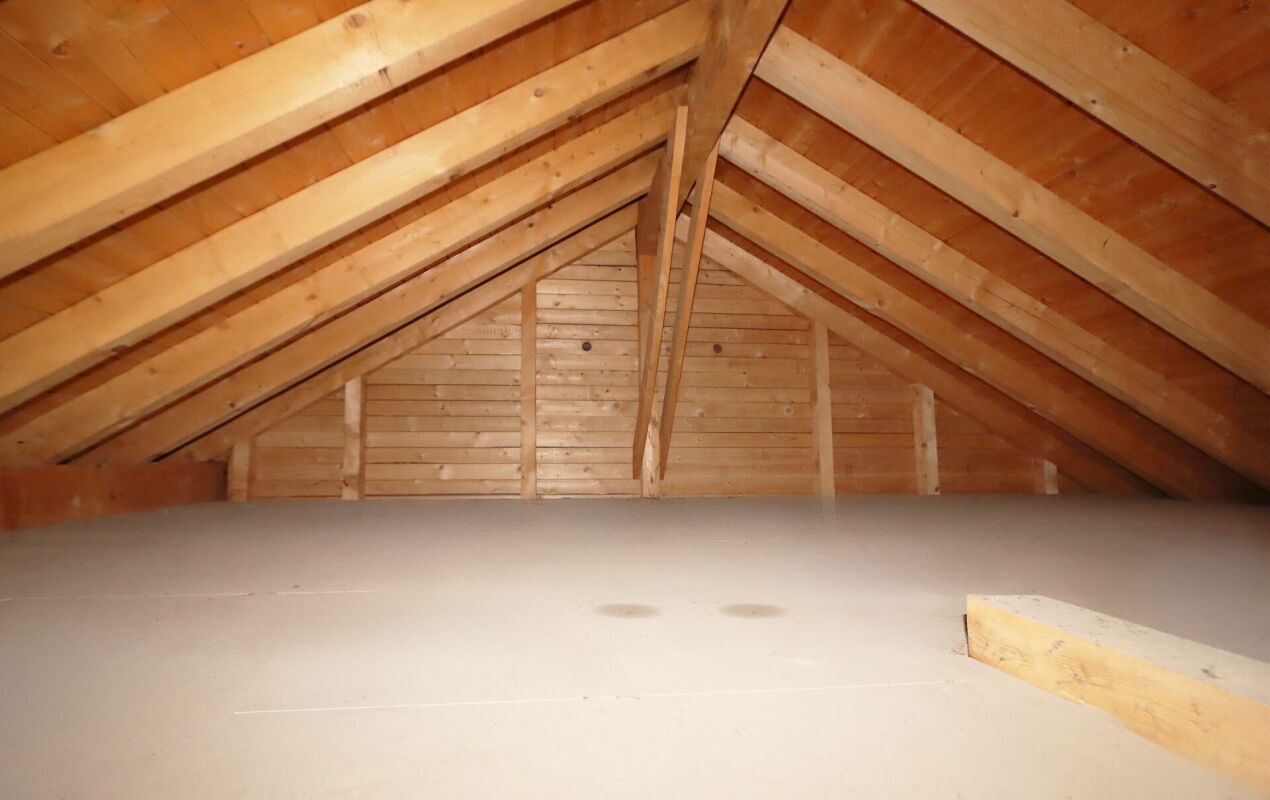 Dachboden mit sichtbarer Holzkonstruktion