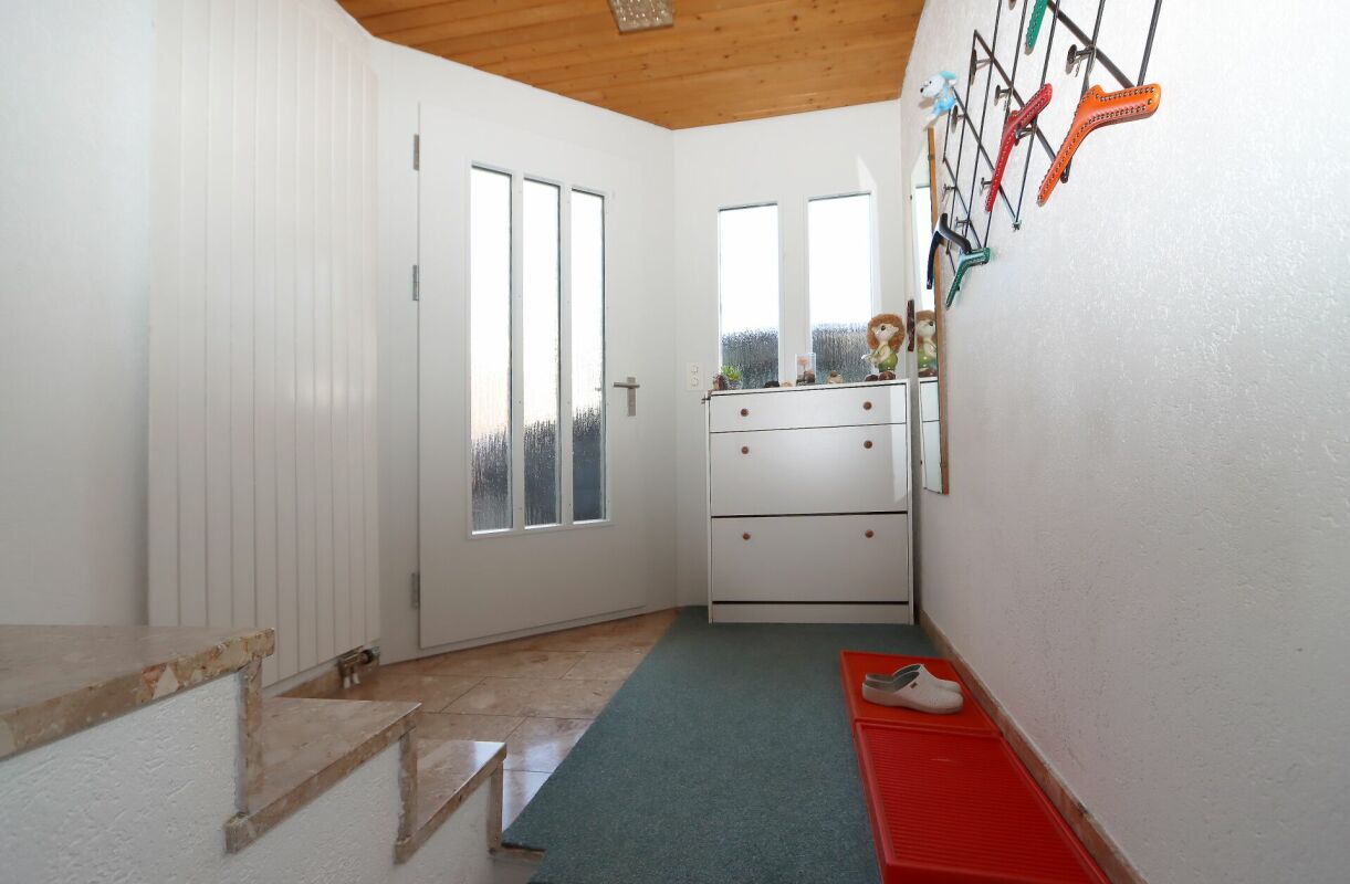 Eingangsbereich mit Treppe und Haustür