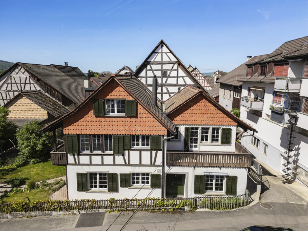 Historisches Fachwerkhaus mit rotem Ziegeldach
