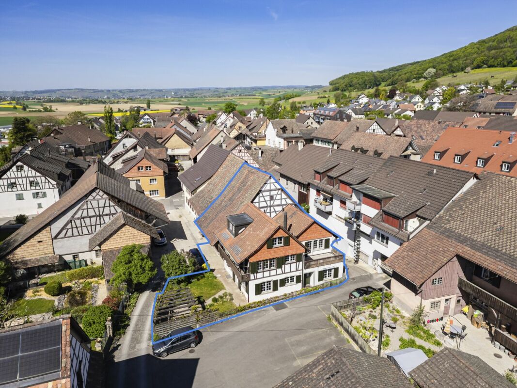 Luftaufnahme eines Fachwerkhauses im Dorfkern