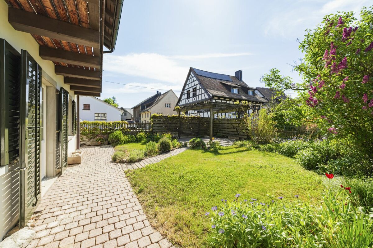 Garten mit Fachwerkhaus und gepflastertem Weg
