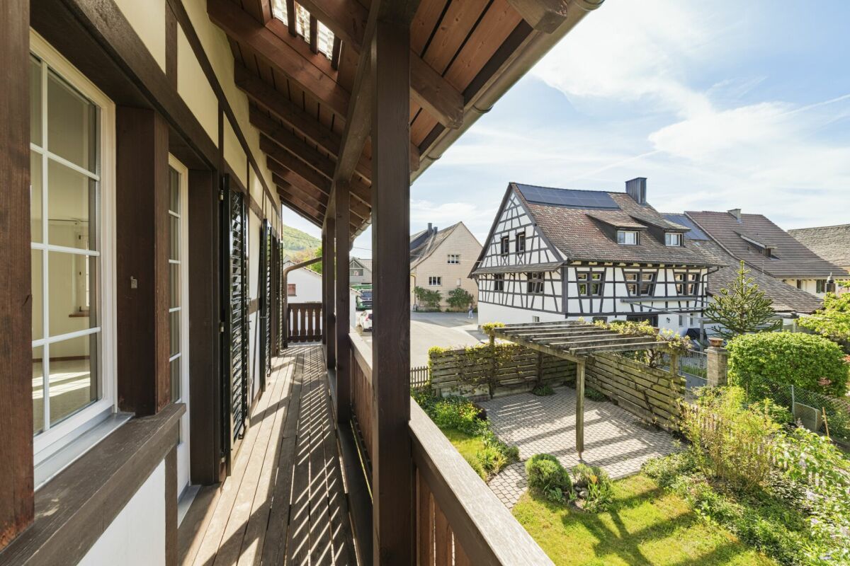 Balkon mit Blick auf Fachwerkhäuser