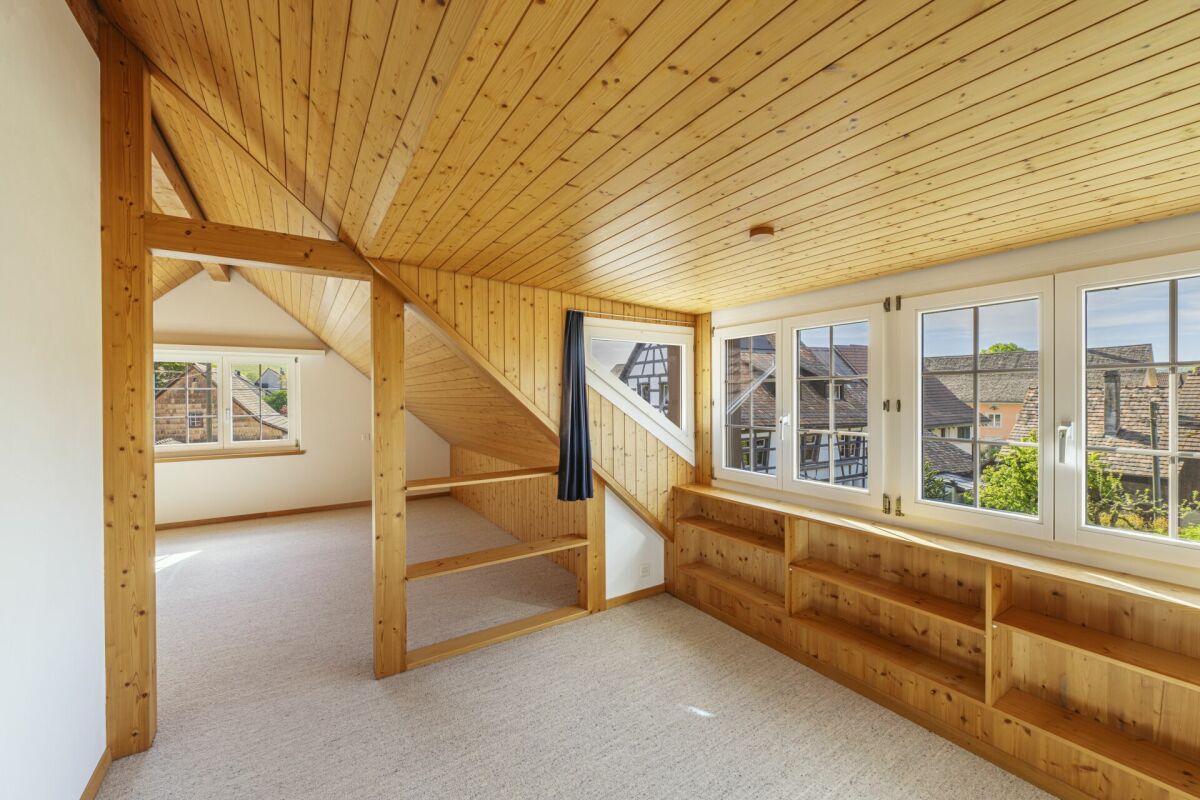 Helles Dachgeschosszimmer mit Holzvertäfelung