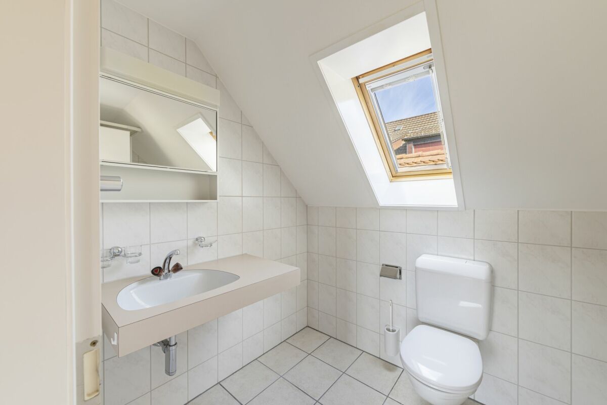 Kleines Dachgeschoss-Gäste-WC mit Dachfenster
