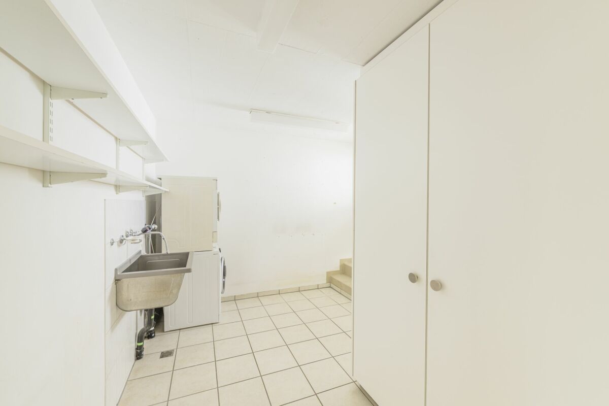 Hauswirtschaftsraum mit Waschbecken und Stauraum