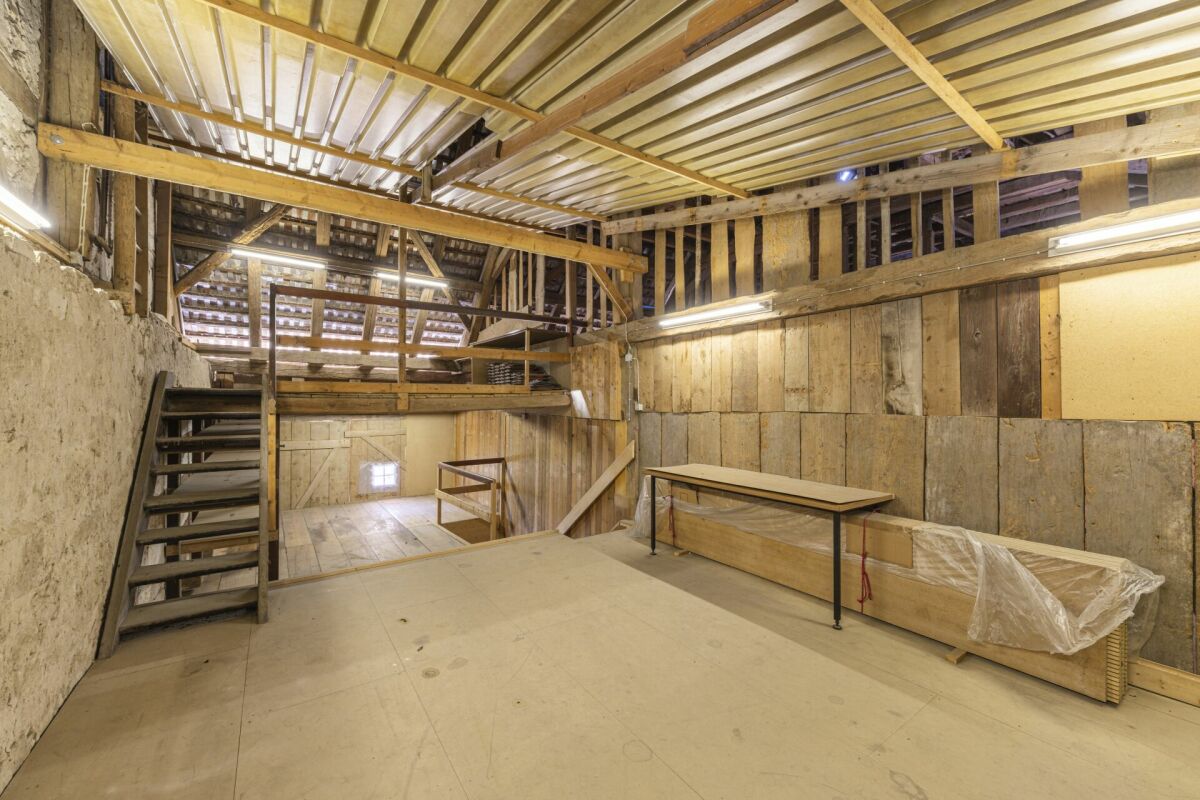Ausgebauter Dachboden/Loft-Rohraum mit Treppe