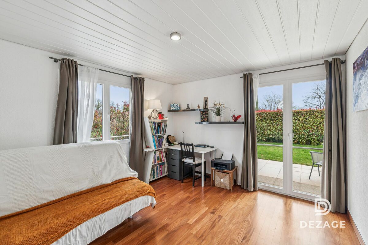 Helles Arbeits- und Gästezimmer mit Gartenblick