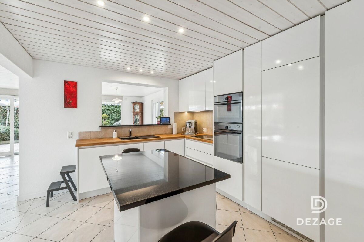 Moderne weiße Küche mit Insel