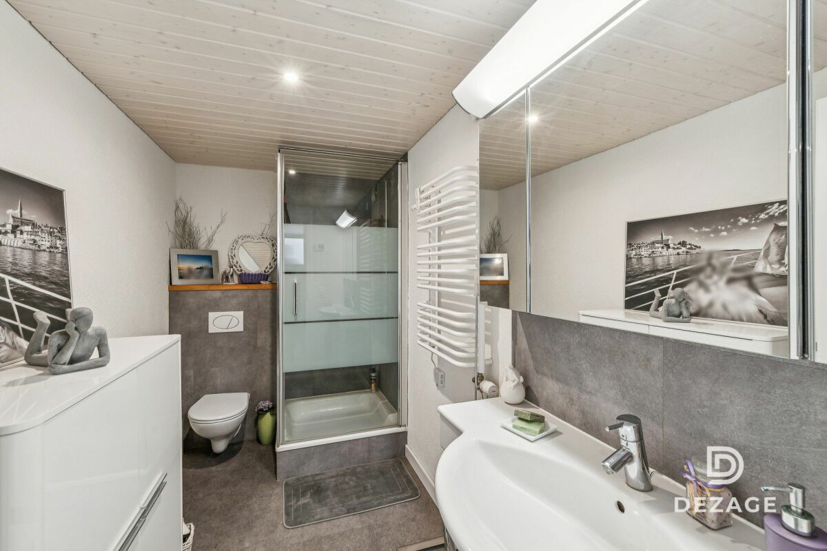 Modernes Badezimmer mit Dusche und Waschbereich