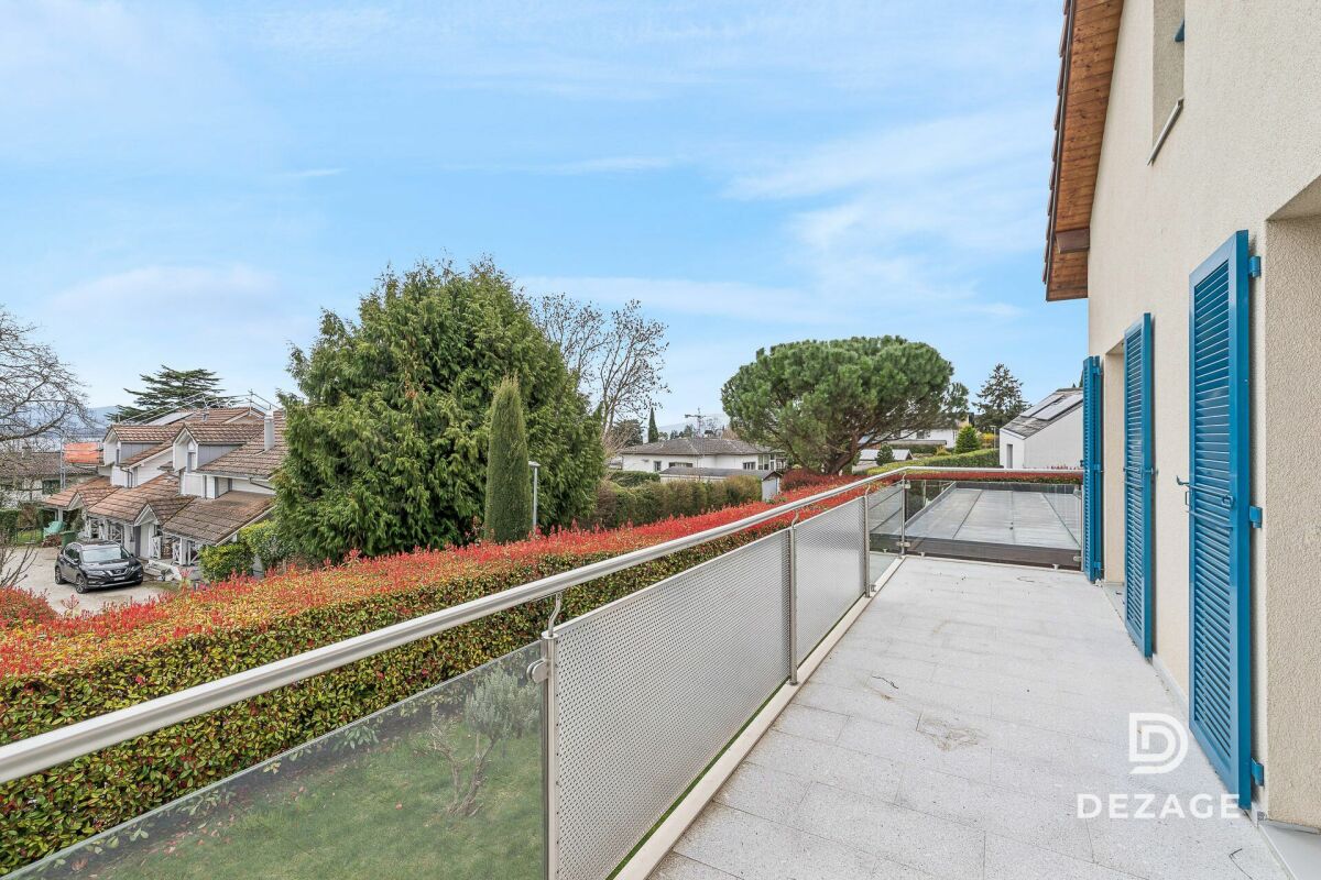 Balkon mit Blick ins Wohngebiet