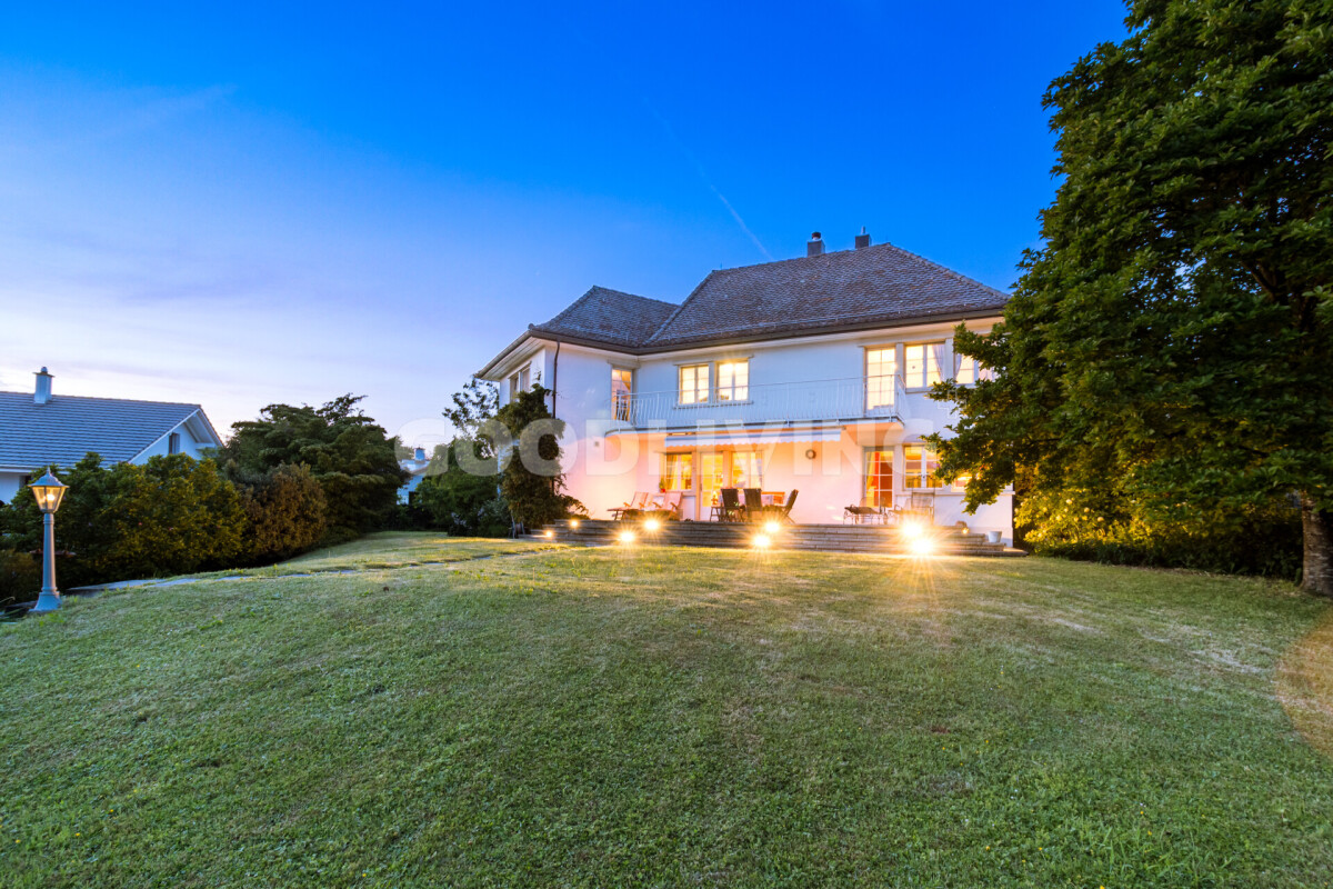 Großes Einfamilienhaus mit beleuchtetem Garten